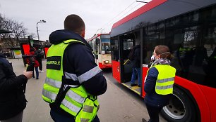 20-tyje pagrindinių Vilniaus stotelių keleivių rankas dezinfekuoja mišrios pajėgos