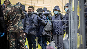 I&scaron; Rūdninkų migrantų stovyklos (&Scaron;alčininkų r.) gyventojai i&scaron;keliami į Kybartų (Vilkavi&scaron;kio r.) užsieniečių registracijos centrą