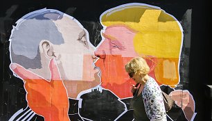 Grafitis su Donaldo Trumpo ir Vladimiro Putino bučiniu