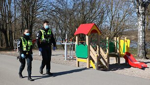 Policijos pareigūnai karantino metu