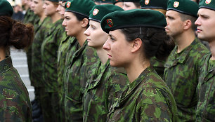 Jaunesniųjų karininkų vadų mokymų pirmojo karininko laipsnio suteikimo ceremonija