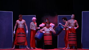 Gruodžio 10 d. uostamiesčio muzikinio teatro scenoje Kaliningrado srities dramos teatras parodys vieną ry&scaron;kiausių ir stilingiausių savo spektaklių &ndash; farsą &bdquo;Lėlės&ldquo;