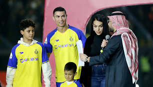 Cristiano Ronaldo su sūnumis ir Georgina Rodriguez per pristatymą „Al-Nassr“ klube