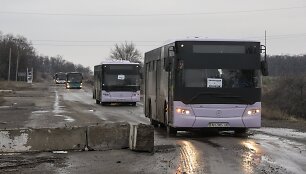 Donecko regione prasidėjus evakuacijai i&scaron; Debalcevės miesto į aplinkinius kaimus važiuoja autobusai