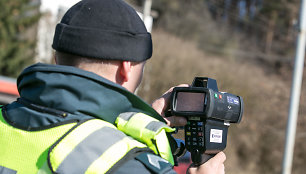 Vilniaus kelių policija matuoja greitį