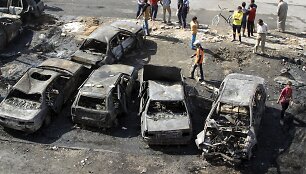 Užminuotų automobilių sprogimai Bagdade pražudė de&scaron;imtis žmonių.