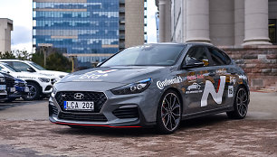 „Hyundai i30 Fastback N“, konkurso „Metų automobilis 2020“ dalyviai prie Martyno Mažvydo bibliotekos 