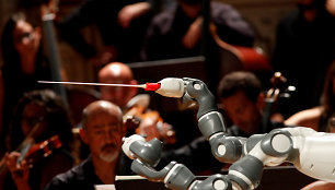 Robotas „YuMi“ diriguoja orkestrui