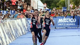 Alistairas Brownlee neša brolį Jonny iki triatlono finišo