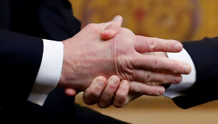 E.Macronas (kairėje) spaudžia ranką D.Trumpui