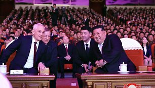 Kim Jong Unas su Rusijos gynybos ministru Andrejumi Belousovu
