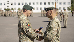 P vadas brg. gen. Artūras Radvilas apdovanoja plk. Mindaugą Petkevičių
