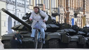 T-72 tankas ir dviratininkė.