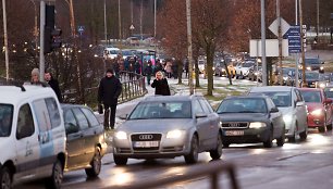 Vilniuje gatvės virto čiuožykla, žmonės įstrigo didžiulėse spūstyse