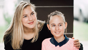 Rūta Meilutytė kviečia padėti vaik&scaron;čioti negalinčiai Vakarei