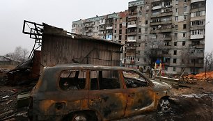 Donecke per apšaudymus artilerijos sviediniais apgadintas daugiabutis