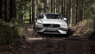 Naujasis &bdquo;Volvo V60 Cross Country&ldquo;