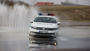 Kauno policijos pareigūnai įvertino savo vairavimo įgūdžius sudėtingomis eismo sąlygomis