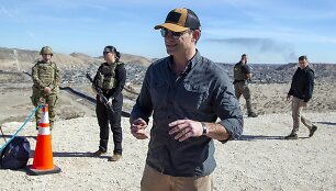 Pete'as Hegsethas prie JAV pietinės sienos su Meksika&nbsp; / Andres Leighton / AP