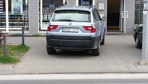 Fotopolicija: BMW ant šaligatvio