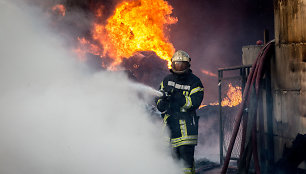 Ugniagesiai gesina gaisrą 