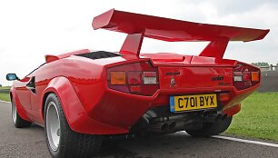 Lamborghini Countach 5000QV &ndash; geresnį skonį automobiliams turintys vairuotojai tą spoilerį dažniausiai pa&scaron;alina. (Brian Snelson, Wikimedia(CC BY 2.0)