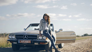 Judita ir „Mercedes-Benz 450 SL“ (1972 m.). Automobilio savininkas – Raimondas Skridulis. 