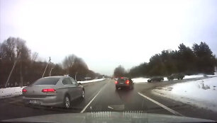 &bdquo;Volkswagen Passat&ldquo; vairuotojas net kelis kartus grubiai pažeidė KET