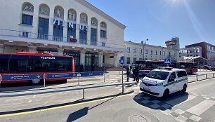 Specialiosios tarnybos ir autobusai laukia atvykstančių keleivių