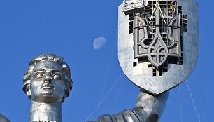 Kyjive ant statulos &bdquo;Motina Tėvynė&ldquo; skydo sužibo Ukrainos herbas
