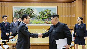 Kim Jong Unas su delegacijos iš Pietų Korėjos nariais