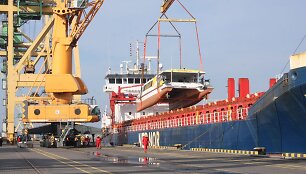 Katamarano i&scaron;kėlimas i&scaron; laivo &bdquo;Frisian Oceon&ldquo; užtruko pora valandų. 