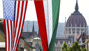 Motyvuodamos saugumo sumetimais JAV apribojo bevizį režimą Vengrijos pasų turėtojams