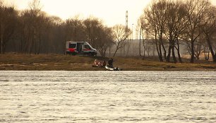 Nuo tilto Kaune nukritusio asmens gelbėjimo operacija