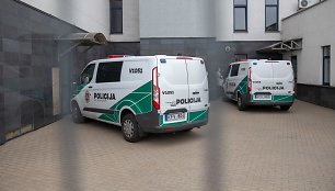 Konvojaus mikroautobusai prie teismo