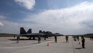 Lietuvos kariniame aerodrome - JAV naikintuvai &bdquo;F-22 Raptor&ldquo;