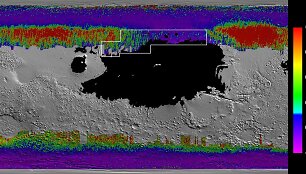 NASA sudarytas vandens žemėlapis. Juodai pažymėta zona, kur kosminiai aparatai smegtų į smulkų gruntą. &Scaron;altos spalvos atvaizduoja vandens ledą arti pavir&scaron;iaus. Apibrėžta teritorija &ndash; tinkamiausia vandens gavimui