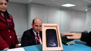Keleivis matuoja savo telefoną, ar jį galės įsine&scaron;ti į orlaivį