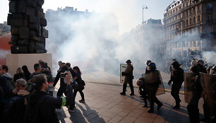 Policija panaudojo ašarines dujas prieš protestuotojus.