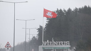 Nuo &scaron;iol prie įvažiavimų į Vilnių plevėsuos Vyčio vėliavos