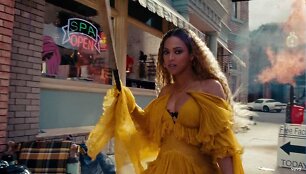 Beyonce vaizdo klipe &bdquo;Hold Up&ldquo; 