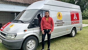 Justinas Sta&scaron;ys prie padovanoto mikroautobuso