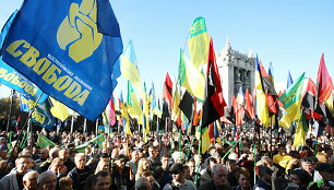 Tūkstančiai ukrainiečių protestuoja prie&scaron; numatomą karių atitraukimą i&scaron; Rytų Ukrainos
