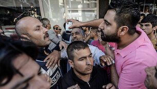 Turkijos policija angliakasių mieste susirėmė su protestuojančiais žmonėmis