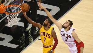 Kyrie Irvingas ir Jonas Valančiūnas