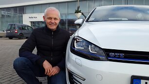 Andris Dambis prie &bdquo;Volkswagen Golf GTE&ldquo;