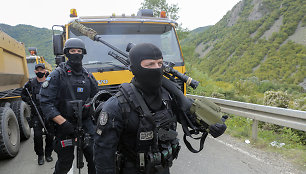 Kosovo policija prie sienos su Serbija