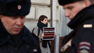 Žmogaus teisių aktyvistė protestuoja prie Rusijos prezidento administracijos pastato.