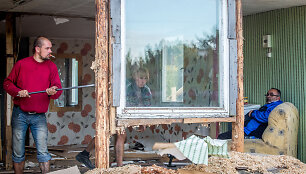 Kirtimų tabore čigonai nelaukė buldozerių &ndash; patys nugriovė tris namus