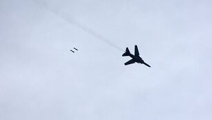 Sirijos pajėgų naikintuvas meta bombas ant Damasko